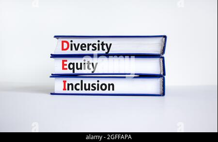 DEI, diversité, équité, symbole d'inclusion. Livres avec des mots DEI, diversité, équité, inclusion sur fond blanc magnifique. Affaires, DEI, diversité, Banque D'Images