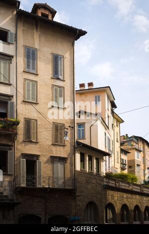 Citta Alta, Bergame, Italie: Scène typique de rue; palazzos groupés avec des fenêtres à volets. Banque D'Images