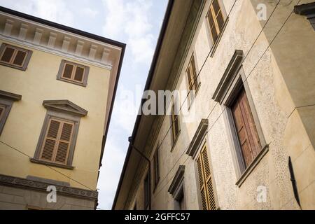 Citta Alta, Bergame, Italie: Scène typique de rue, un coin entre deux palazzos avec des fenêtres à volets. Banque D'Images