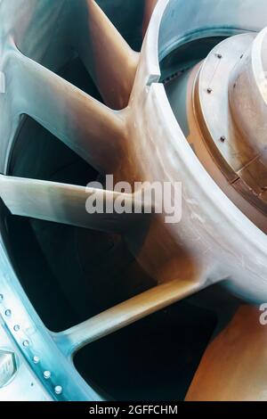 Turbine à gaz démontée pour la production d'énergie. Détails des lames et des disques du rotor Banque D'Images