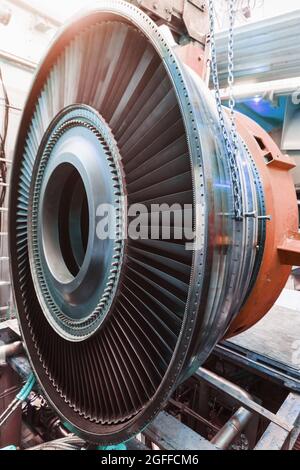 Turbine à gaz démontée pour la production d'énergie. Détails des lames et des disques du rotor Banque D'Images