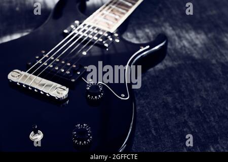 Vue macro de la guitare électrique noire, mise au point sélective sur la poignée du régulateur de signal, avec espace de copie, faible profondeur de netteté Banque D'Images