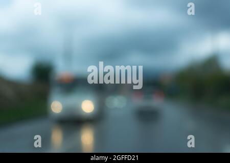 Une ville de pluie floue le jour d'automne nuageux. Vue depuis la fenêtre de la voiture de la circulation urbaine. Lumières floues, bokeh de rue coloré. Le concept de mauvaise weat Banque D'Images