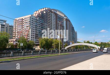 Le complexe résidentiel moderne Arco di Sole à Moscou sur la rive de la rivière Yauza : Moscou, Russie - 09 août 2021 Banque D'Images