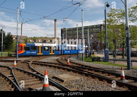 Métro Sheffield Supertram au carrefour du rond-point Park Square. Centre-ville de Sheffield Angleterre points ferroviaires britanniques Banque D'Images