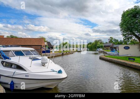 Bateaux sur la rivière Ant à Stalham, Norfolk Broads, Norfolk, East Anglia, Angleterre, ROYAUME-UNI Banque D'Images