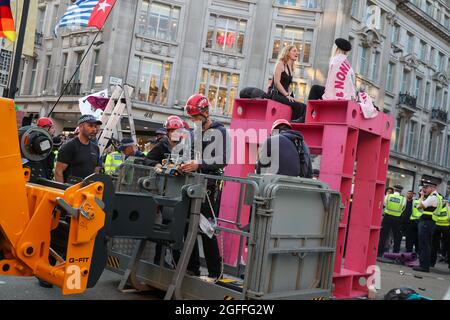 LONDRES, ANGLETERRE - AOÛT 25 2021, la police utilise le cherrypicker comme extinction les manifestants de Rebellion se collent à des objets et à la terre sur Oxford Circus Credit: Lucy North/Alay Live News Banque D'Images