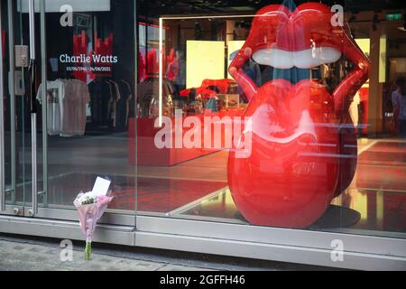 LONDRES, ANGLETERRE - AOÛT 25 2021, Flowers placé à l'extérieur du magasin Rolling Stone et un ruban noir attaché à la porte de Carnaby Street après que le batteur de Rolling Stone Charlie Watts est mort à l'âge de 80 ans Credit: Lucy North/Alay Live News Banque D'Images