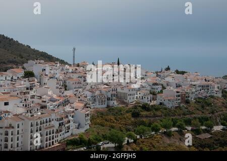 Vue sur la Méditerranée depuis le Mirador, Frigiliana, province de Malaga, Andalousie, Espagne. Frigiliana est une petite ville près de Nerja mais dans la mounta Banque D'Images