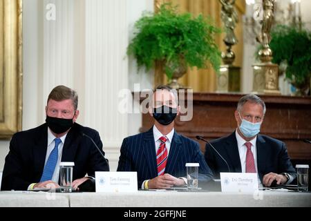 Tom Fanning, Président et Directeur général de Southern Company, de gauche à droite, Eric Thornburg, Directeur général de SJW Group, Et Walter Lynch, président et chef de la direction d'American Water, portent des masques protecteurs lors d'une réunion avec le président américain Joe Biden, non représenté, dans la salle est de la Maison Blanche à Washington, DC, États-Unis, le mercredi 25 août, 2021. Les dirigeants du monde des affaires se joignent à Biden pour une discussion sur la façon dont l'industrie et le gouvernement fédéral peuvent s'associer pour améliorer la cybersécurité face à la débilitante ransomware a Banque D'Images