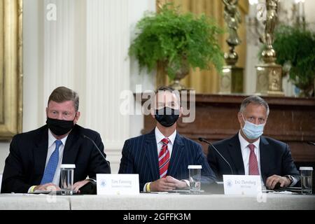 Tom Fanning, Président et Directeur général de Southern Company, de gauche à droite, Eric Thornburg, Directeur général de SJW Group, Et Walter Lynch, président et chef de la direction d'American Water, portent des masques protecteurs lors d'une réunion avec le président américain Joe Biden, non représenté, dans la salle est de la Maison Blanche à Washington, D.C., aux États-Unis, le mercredi 25 août, 2021. Les dirigeants du monde des affaires se joignent à Biden pour une discussion sur la façon dont l'industrie et le gouvernement fédéral peuvent s'associer pour améliorer la cybersécurité face à la débilitante ransomware a Banque D'Images