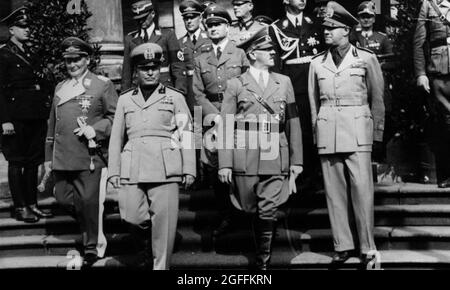 Hermann Göring, Comte Ciano, Adolf Hitler et Benito Mussolini marchent ensemble Banque D'Images