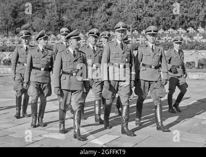 Reinhard Heydrich avec un groupe de soldats SS de haut rang au cimetière Ekeberg pour les soldats allemands à Oslo lors de sa visite en Norvège du 3-6 septembre 1941. Heydrich était un SS-Obergruppenführer et général de police ainsi que le chef du bureau principal de sécurité de Reich RSHA (y compris le Gestapo, Kripo et SD). Heydrich marchant devant SS-Brigadeführer Heinrich Müller (chef de la Gestapo) à sa droite et SS-Oberführer Heinrich Fehlis (chef de SD et Sipo en Norvège) à sa gauche. Banque D'Images