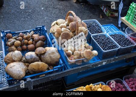 Les champignons Boletus et les champignons porcini sont vendus sur le marché de la rue Banque D'Images