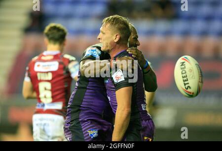 Wigan, Royaume-Uni. 25 août 2021. Brad Dwyer (14) de Leeds Rhinos fête son essai avec Robert Lui (6) de Leeds Rhinos à Wigan, Royaume-Uni, le 8/25/2021. (Photo de Conor Molloy/News Images/Sipa USA) crédit: SIPA USA/Alay Live News Banque D'Images