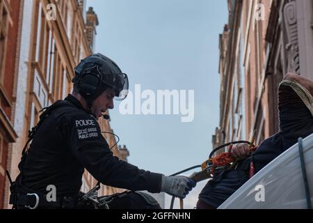 LONDRES, ROYAUME-UNI. La police de l'ordre public travaille pour libérer les militants de la rébellion qui se sont enchaînés à une fourgonnette. Crédit: Chiara Fabbro Banque D'Images