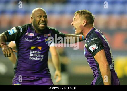 Wigan, Royaume-Uni. 25 août 2021. Brad Dwyer (14) de Leeds Rhinos fête son essai avec Robert Lui (6) de Leeds Rhinos à Wigan, Royaume-Uni, le 8/25/2021. (Photo de Conor Molloy/News Images/Sipa USA) crédit: SIPA USA/Alay Live News Banque D'Images