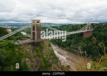 Vue sur le célèbre Isambard Kingdom Brunel conçu par Clifton pont suspendu au-dessus de la rivière Avon et gorge, Bristol UK Banque D'Images