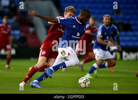 OLDHAM, ROYAUME-UNI. 24 AOÛT Dylan Bahamboula d'Oldham Athletic lors du match de la Carabao Cup entre Oldham Athletic et Accrington Stanley à Boundary Park, Oldham, le mardi 24 août 2021. (Crédit : Eddie Garvey | MI News) Banque D'Images