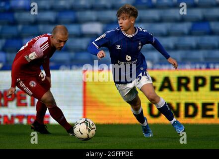 OLDHAM, ROYAUME-UNI. 24 AOÛT Harry Vaughan de Oldham Athletic lors du match de la Carabao Cup entre Oldham Athletic et Accrington Stanley à Boundary Park, Oldham, le mardi 24 août 2021. (Crédit : Eddie Garvey | MI News) Banque D'Images