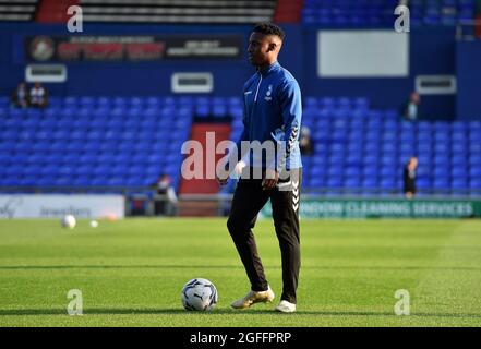 OLDHAM, ROYAUME-UNI. 24 AOÛT Dylan Fage d'Oldham Athletic lors du match de la Carabao Cup entre Oldham Athletic et Accrington Stanley à Boundary Park, Oldham, le mardi 24 août 2021. (Crédit : Eddie Garvey | MI News) Banque D'Images