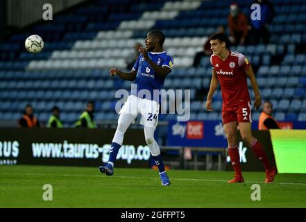 OLDHAM, ROYAUME-UNI. 24 AOÛT Dylan Bahamboula d'Oldham Athletic lors du match de la Carabao Cup entre Oldham Athletic et Accrington Stanley à Boundary Park, Oldham, le mardi 24 août 2021. (Crédit : Eddie Garvey | MI News) Banque D'Images