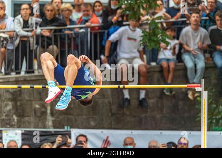 Lausanne, Suisse. 08 mai 2021. Ilya Ivanyuk, de Russie, est en action lors de la compétition de saut à la City Event du Grand-Prix Athletissima Wanda Diamond League à Lausanne 2021 (photo par Eric Dubost/Pacific Press) Credit: Pacific Press Media production Corp./Alay Live News Banque D'Images