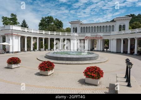 Colonnade avec fontaine à l'entrée du parc du boulevard Kurortny à Kislovodsk Banque D'Images