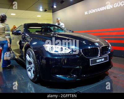 Vue avant du luxe et de la BMW X6 sous les feux dans la salle d'exposition, novembre 02.2012 Istanbul Turquie International Auto Show Banque D'Images