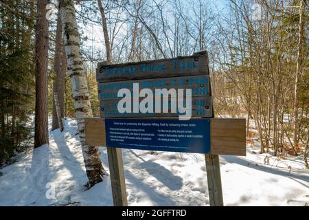 Panneau de la piste de randonnée supérieure, photographié le matin froid de janvier ; Grand Marais, Minnesota, États-Unis Banque D'Images