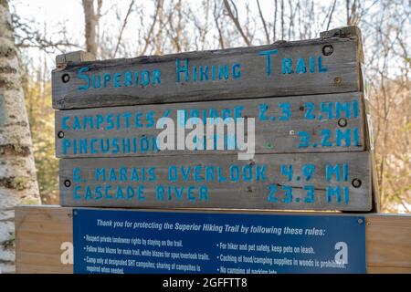 Panneau de la piste de randonnée supérieure, photographié le matin froid de janvier ; Grand Marais, Minnesota, États-Unis Banque D'Images