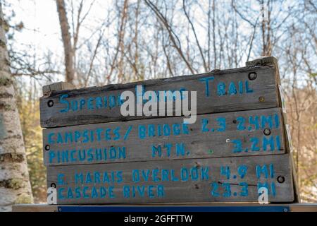 Panneau de la piste de randonnée supérieure, photographié le matin froid de janvier ; Grand Marais, Minnesota, États-Unis Banque D'Images