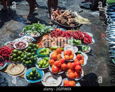 Ambon, Indonésie - février 2018; différents types de légumes et de fruits sur le marché local de la ville d'Ambon sur l'île d'Ambon, Maliku Archipel Banque D'Images