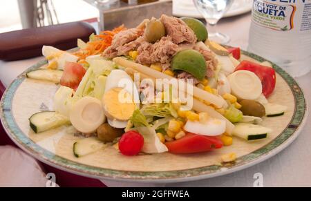 Salade de thon, Nerja, province de Malaga, Andalousie, Espagne Banque D'Images