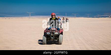 Hurghada, Egypte- Fév 4 , 2020: Touristes en safari voyage à travers le désert égyptien conduite VTT. Quad Bikes safari dans le désert près de Hurghada, Egypte. Banque D'Images