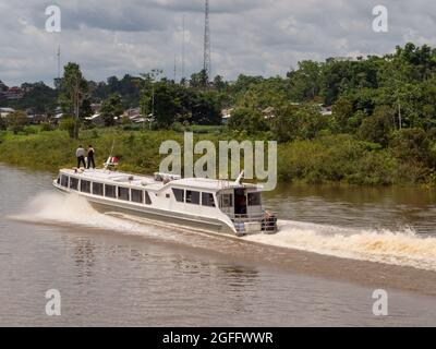 Pebas, Pérou - 04 décembre 2018 : bateau à grande vitesse sur l'Amazone. Il transporte des personnes de Santa Rosa à Iquitos pendant 13-14 heures. La route est abo Banque D'Images