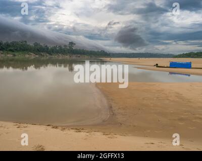 Paumari, Brésil- sept, 2017: Bateau sur la plage de sable d'Amazone pendant la basse saison d'eau. Amazonie. Amérique latine Banque D'Images