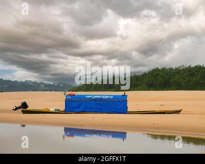 Paumari, Brésil- sept, 2017: Bateau sur la plage de sable d'Amazone pendant la basse saison d'eau. Amazonie. Amérique latine Banque D'Images