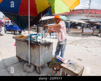 Iquitos, Pérou- Déc, 2017: Cuisine d'homme sur le marché de Belen (marché de Belén), la ville d'Iquitos sur les rives de l'Amazone, Amazone, Loreto, Pérou, ainsi Banque D'Images