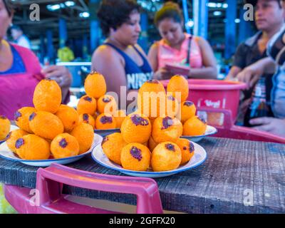 Iquitos, Pérou - sept, 2017: Fruit exotique de l'Amérique : fruit de palme Aguaje ou Moriche (mauritia flexuosa) dans le bazar de Belavista à Iquitos, Pérou Banque D'Images