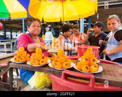Iquitos, Pérou - sept, 2017: Fruit exotique de l'Amérique : fruit de palme Aguaje ou Moriche (mauritia flexuosa) dans le bazar de Belavista à Iquitos, Pérou Banque D'Images