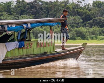 Amazone, Brésil - 07 mai 2016 : petit bateau avec des habitants de la région sur la rivière Javari, bassin de l'Amazone.Vallée de Javari, Amazonie. Amérique latine. Javari Valley est Banque D'Images