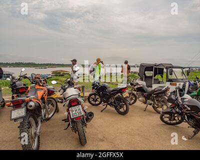 Tabatinga, Amazonas, Brazila, décembre 2017: De nombreux moteurs dans le port sur l'interdiction de la rivière Amazone, Amazonie. Amérique latine. Brésil Banque D'Images