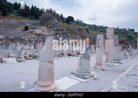Selcuk, Izmir, Turquie - 03.09.2021: Vestiges de colonnes de Memmius Monument construit en mémoire de Memmius dans le 4ème siècle A.D. dans les ruines d'Éphèse, l'histor Banque D'Images