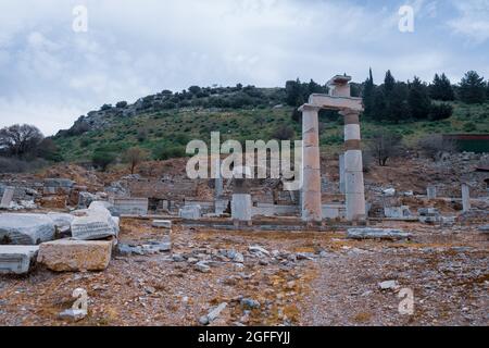 Selcuk, Izmir, Turquie - 03.09.2021: Le Peristyle de Rhodien et le Prytaneum dirigeant le gouvernement dignitaire dans les ruines d'Éphèse, ancien ar romain historique Banque D'Images