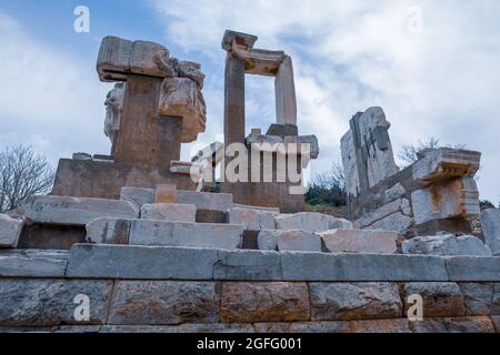 Selcuk, Izmir, Turquie - 03.09.2021: Colonnes historiques de Memmius Monument dans les ruines d'Ephèse, sites archéologiques romains historiques dans l'est Banque D'Images