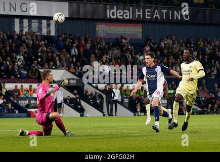 West Bromwich, Royaume-Uni. 25 août 2021. Nicolas Pepe d'Arsenal arrive au bar lors du match de la Carabao Cup aux Hawthorns, West Bromwich. Le crédit photo devrait se lire: Andrew Yates/Sportimage crédit: Sportimage/Alay Live News Banque D'Images