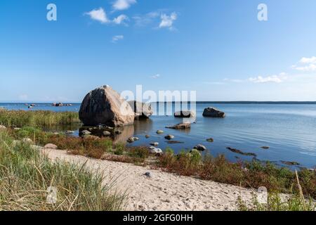 Vue sur la plage de sable et les grands rochers sur la côte de la mer Baltique dans le parc national de Laheema en Estonie Banque D'Images