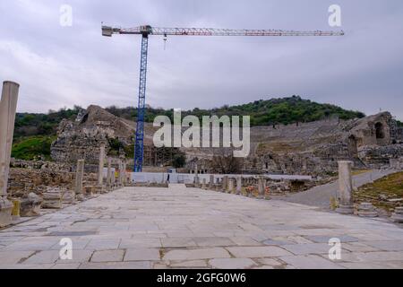 Selcuk, Izmir, Turquie - 03.09.2021: Travaux de restauration et de rénovation en cours dans les ruines du théâtre d'Ephèse, historique antique archéologique romain Banque D'Images