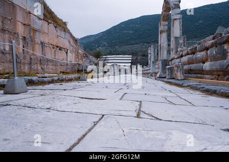 Selcuk, Izmir, Turquie - 03.09.2021 : route historique d'Arcadiane en marbre à colonnades, grand angle reliant le théâtre et l'ancien port d'Éph Banque D'Images